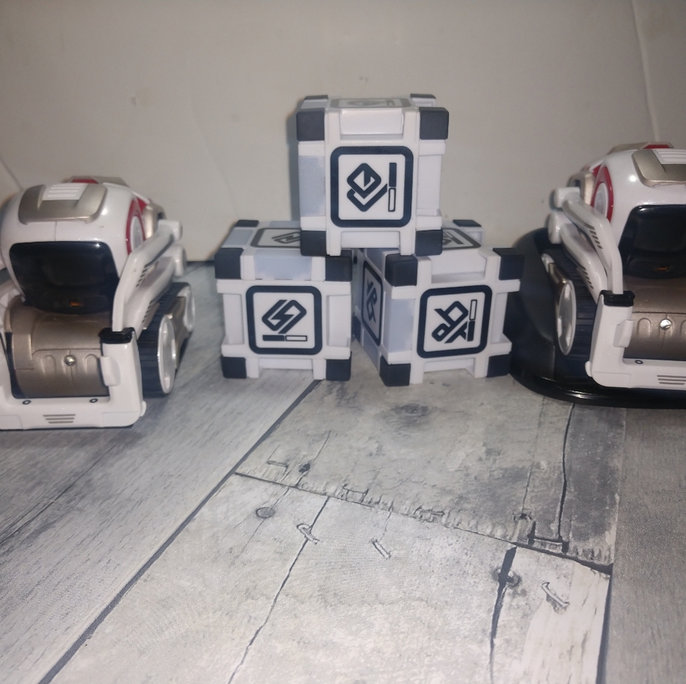 Cozmo Robot (s) , charger and 3 cubes, charger base